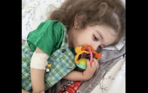Polițistul brașovean Dani Cek se implică în salvarea unei fetițe cu 22 de diagnostice severe