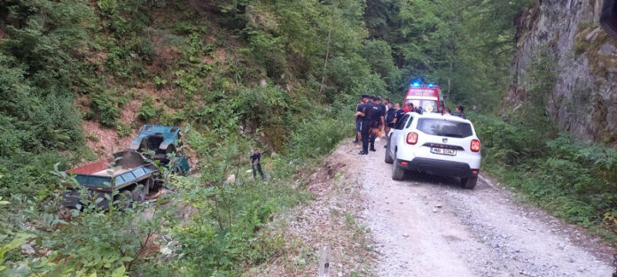 Accident tragic în Peștișani: Doi bărbați și-au pierdut viața în urma răsturnării unui autocamion