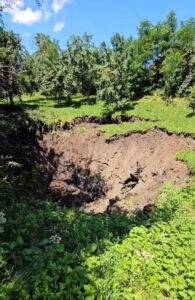 Alunecare de teren alarmantă în Coștiui: evacuări și măsuri de siguranță