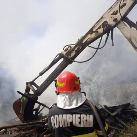 Incendiu devastator în Mârșa: 5.000 mp de vegetație și tone de deșeuri distruse