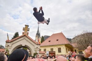 Junii vă așteaptă mâine la Aruncatul în țol