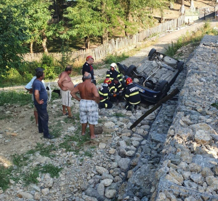 Accident spectaculos în Tismana: un bărbat a supraviețuit după ce mașina s-a răsturnat
