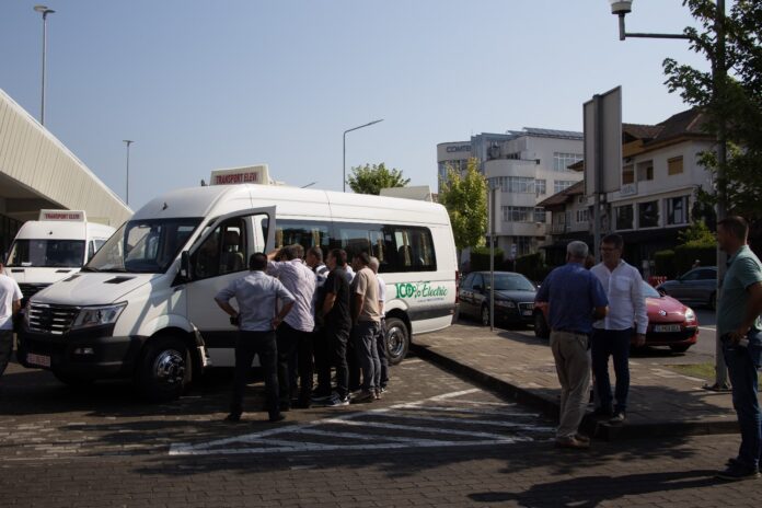 Gorjul adoptă microbuze electrice pentru transportul elevilor
