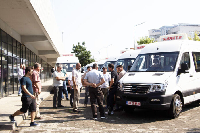 Gorjul investește în viitor: microbuze electrice pentru transportul elevilor