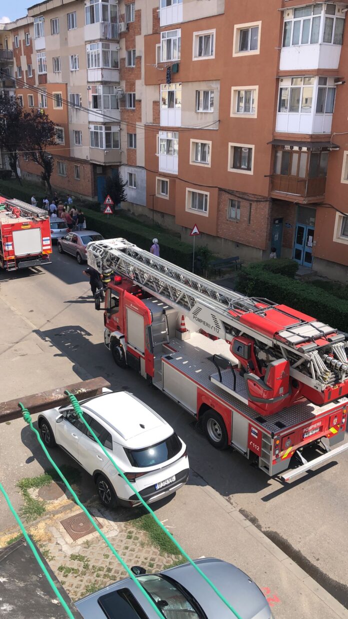 Incendiu la un apartament din Târgu-Jiu: locatarii evacuați din cauza fumului