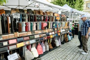 Târgul de meșteșugari din Brașov aduce tradiția în Piața Sfatului