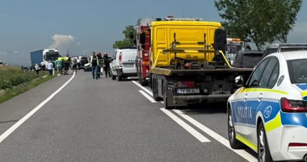 Accident grav pe DN 17: microbuz cu copii implicat în coliziune