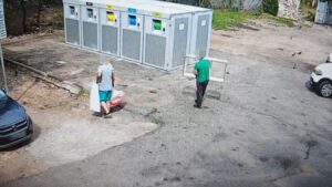 Brașov: Poliția locală surprinde cetățeni aruncând deșeuri pe domeniul public
