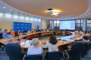Tineri din Brașov participă la un workshop inovator la Primărie