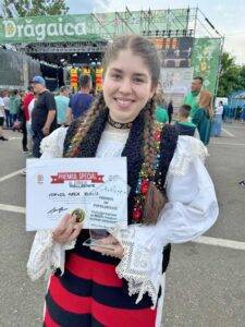 O tânără din Baia Mare câștigă Premiul de Popularitate la un festival de folclor