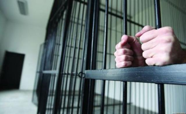 Un bărbat din Hunedoara reținut pentru violență adus în arestul din Gorj