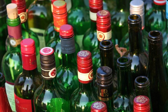 Sticlele ar putea fi mai periculoase decât credeai: microplasticele din băuturi