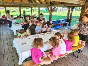 Atelierele de vacanță de la Muzeul Satului: creativitate și distracție pentru cei mici