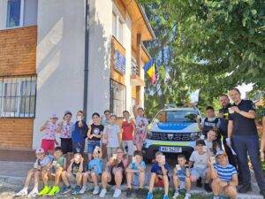 Polițiștii transformă curtea secției în spațiu educativ pentru copii