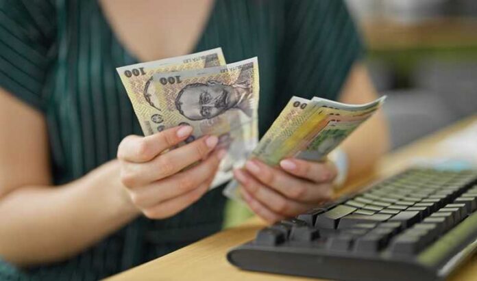 O tânără de 18 ani, suspectată de furtul banilor bunicii sale
