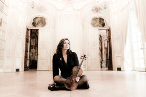 Sarah Nemțanu, prim-violonistă a Orchestrei Naționale a Franței, în concert la Brașov