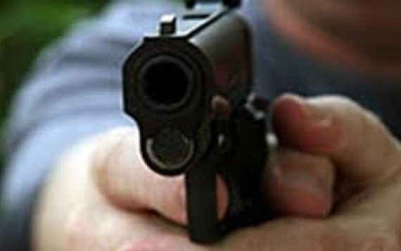 Bărbat reținut după ce a tras cu un pistol asupra polițiștilor