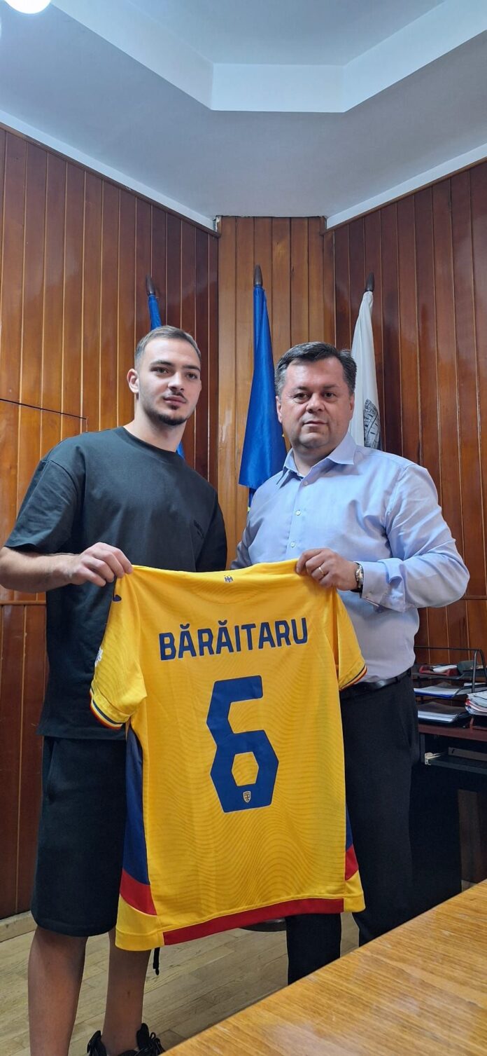 Tânărul fotbalist Mario Bărăitaru, vizită la Primăria Târgu Jiu