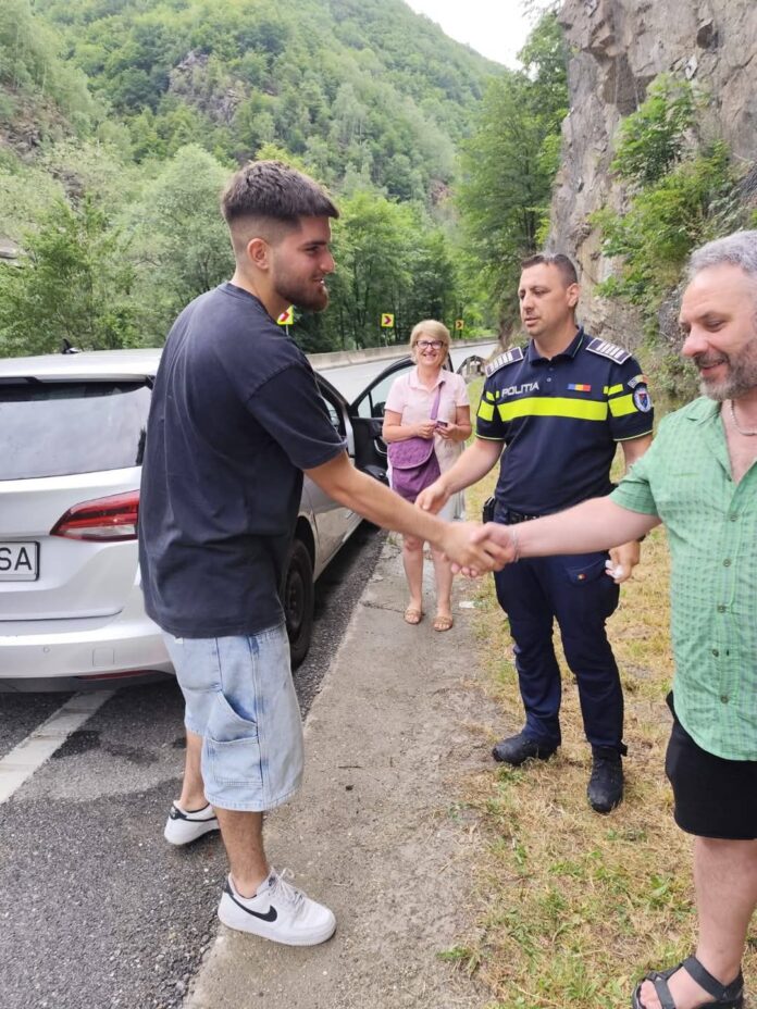 Polițiștii din Defileul Jiului ajută o familie aflată în impas