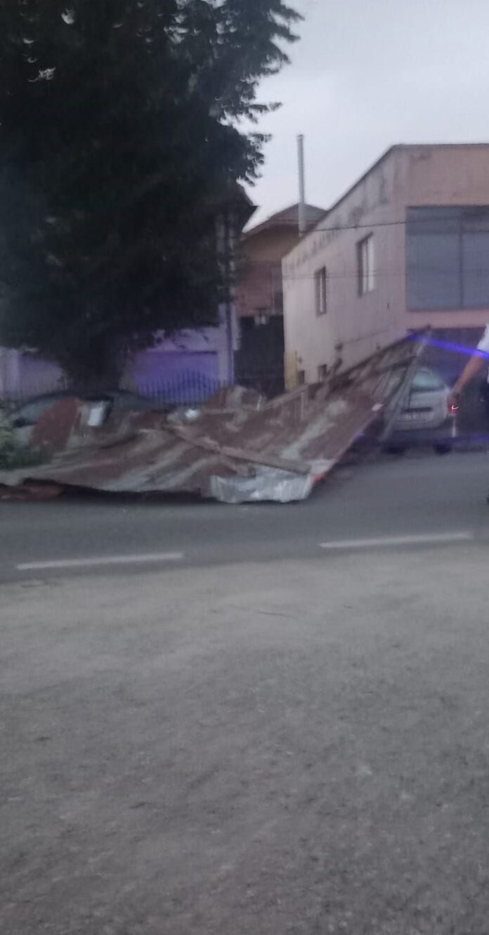 Furtuna din Gorj lasă fără electricitate zeci de familii și creează haos pe drumuri