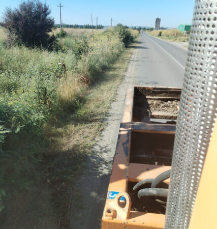 Acțiune de cosire a vegetației pe drumurile județene din Giurgiu pentru siguranța rutieră