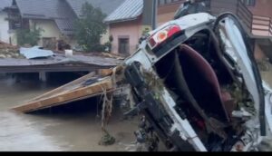 Elicopterele din Brașov și alte orașe, mobilizate pentru salvarea victimelor inundațiilor din Suceava