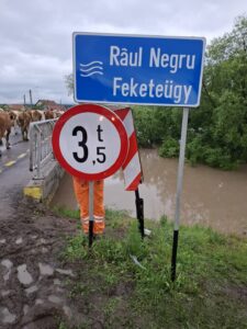 Restricții de tonaj pe DN 13E, la Reci: Râul Negru a atins grinzile podului, evacuări în curs