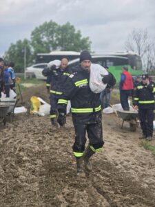 Inundații în județul Brașov: intervenții în Bod pentru construirea unui dig provizoriu