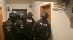 Tânără și doi bărbați reținuți pentru trafic de cocaină în Brașov