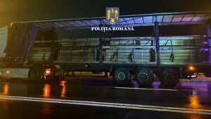Autocamion oprit de polițiștii brașoveni pentru transport ilegal de cherestea, după un apel la 112
