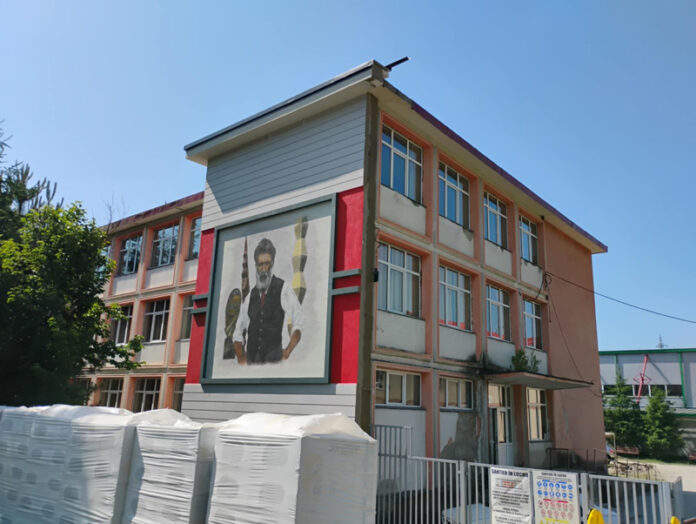 Un omagiu artistic dedicat lui Brâncuși pe fațada unui liceu din Hunedoara