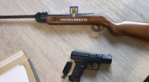 Polițiștii din Brașov efectuează percheziții pentru deținerea ilegală de arme și muniție