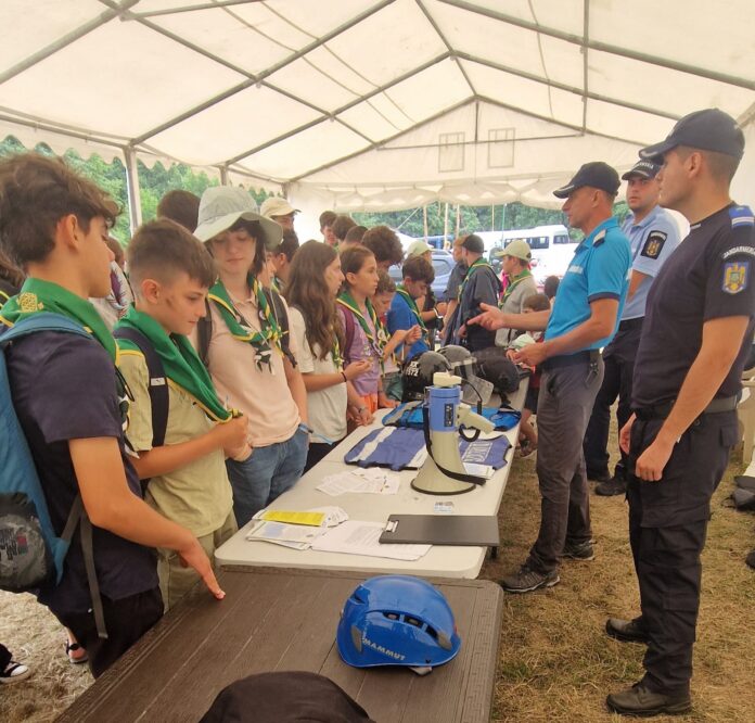 Jandarmii gorjeni sprijină tinerii cercetași la Campul GETICA 2025