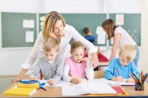Învățătorii vor avea ore suplimentare de pregătire remedială din toamnă