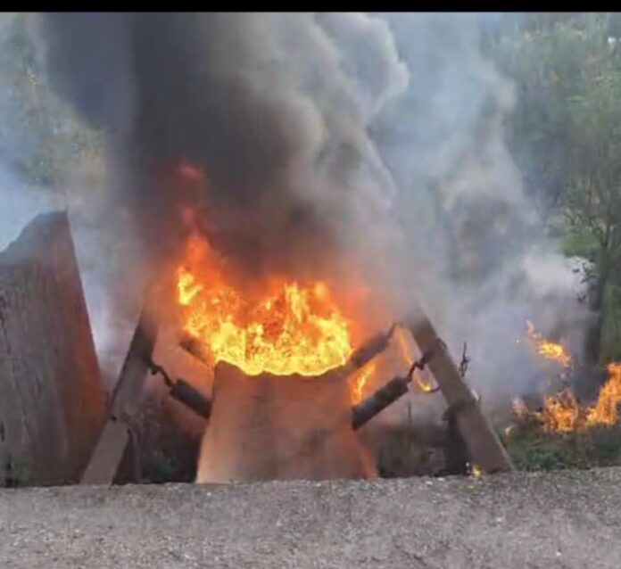 Incendiu la Cariera Pinoasa: un transportor cu bandă afectat
