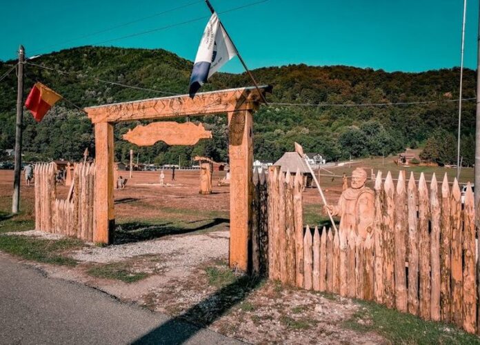 Descoperă arta lemnului la tabăra de sculptură din Polovragi