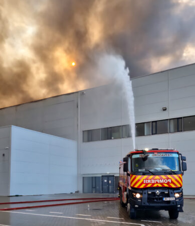 Incendiu devastator în Giurgiu: intervenția pompierilor continuă