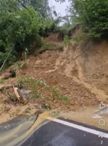Trafic restricționat pe DN 13, județul Brașov, din cauza unei alunecări de teren