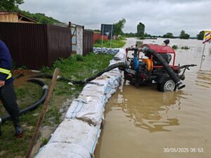 Inundații în județul Brașov: intervenții ale pompierilor în cartierul Stupini și în localitățile Bod și Făgăraș