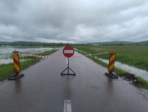 Drumuri județene închise din cauza ploilor abundente