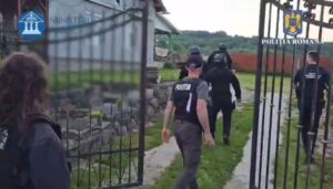 Polițiștii din Brașov efectuează percheziții într-un dosar de tâlhărie calificată și lipsire de libertate