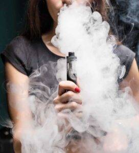 Ziua Mondială fără Fumat: Tinerii care vapează țigări aromatice, mai predispuși să înceapă fumatul