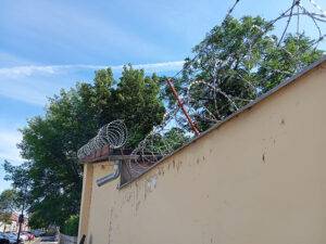 Sârmă ghimpată în Baia Mare: ce se ascunde în spatele acestei măsuri