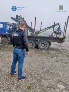 Percheziții domiciliare în Maramureș și Mureș la funcționarii unui ocol silvic