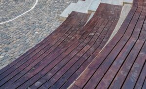 Primăria Brașov face apel către cetățeni: „Gradenele din lemn de la Amfiteatrul de Vară nu sunt scări!”