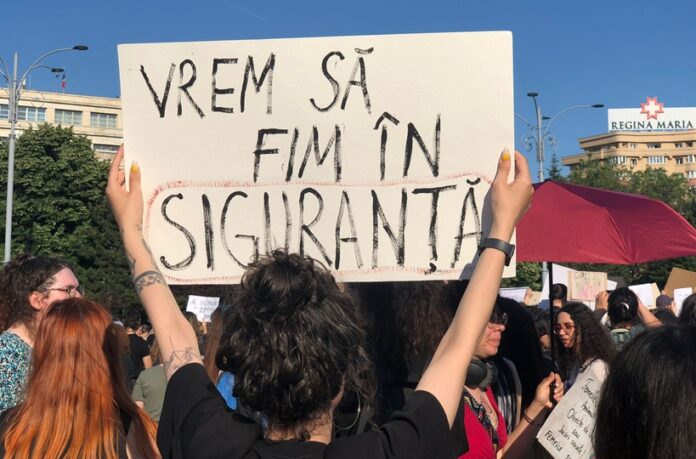 Proteste masive la București pentru drepturile femeilor după uciderea Teodorei