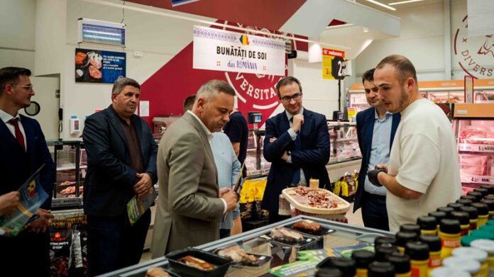 Zeci de fermieri din Oltenia participă la piața de producători locali din Carrefour Craiova