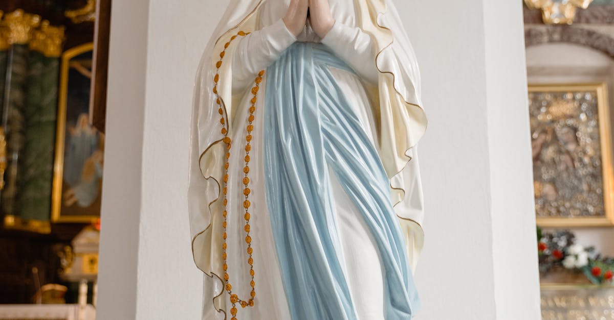 Statuia Fecioarei Maria, surprinsă plângând înainte de moartea Papei