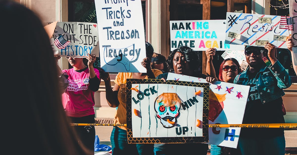 Zeci de mii de americani protestează de Paște împotriva măsurilor lui Trump