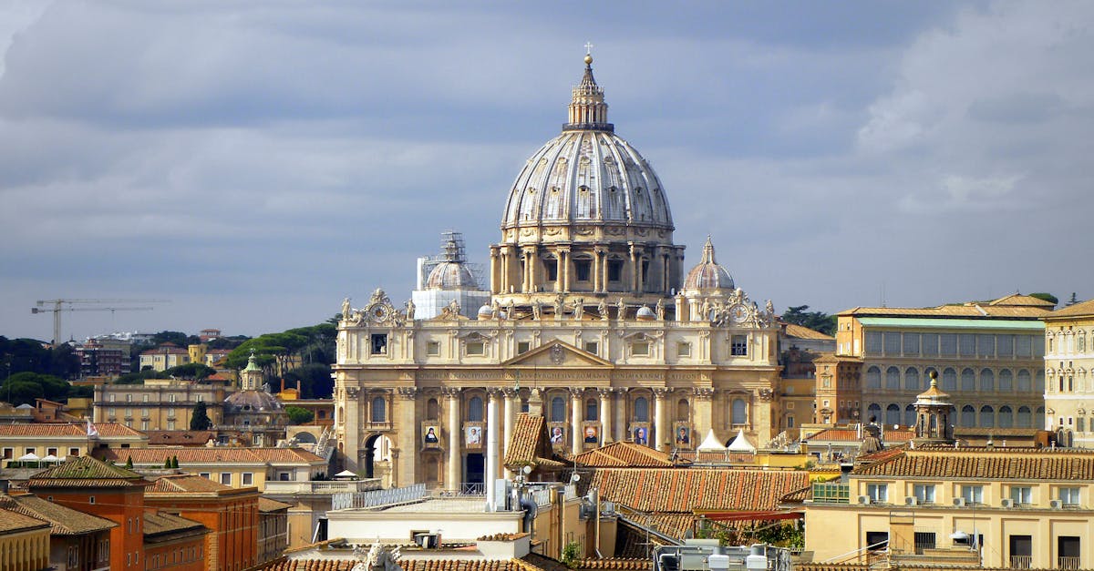 Scandal la Vatican înainte de conclav: un cardinal condamnat pentru fraudă dorește să participe la alegerea noului papă